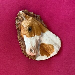 Vintage horse face resin brooch - 0021EY